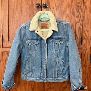 Levi’s Women’s Medium Denim Trucker Jacket with Sherpa Lining